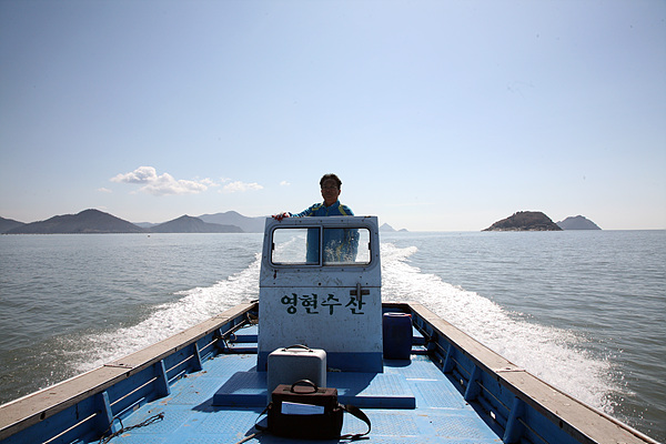  25년 동안 자신의 배인 '등대호'를 타고  혼자 섬을 돌았던  목포대학교 도서문화연구원 이재언씨가 지인의 배를 빌려 완도 인근섬을 돌고 있다.   