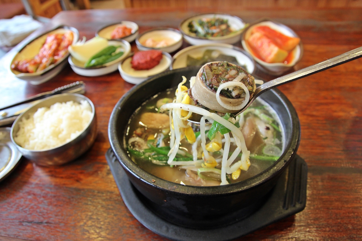  순대국밥은 서민들에게 친숙한 소박한 음식이지만 존재감이 강하다.