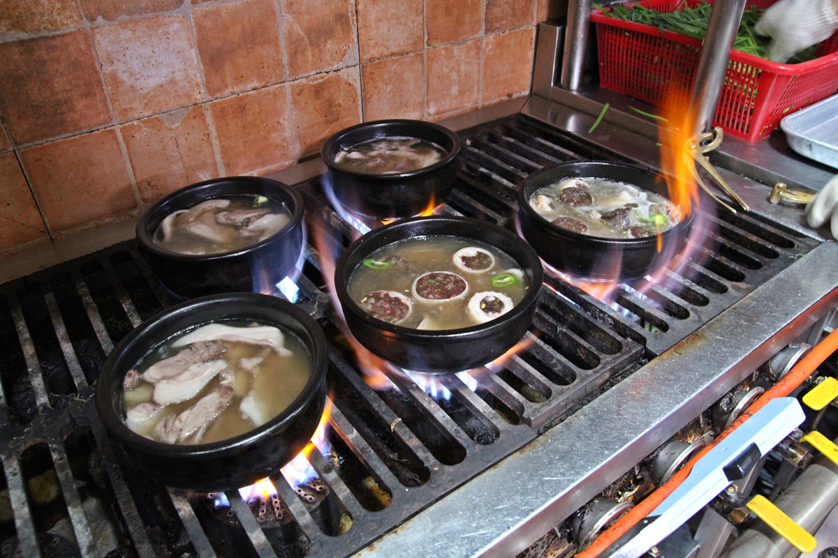  막창 순대국밥은 진한 육수와 아삭한 콩나물, 돼지머리고기와 막창순대의 어울림이 좋다. 