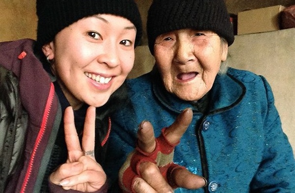 캐나다 감독 '티파니 슝' 티파니 슝 감독은 한국과 중국, 필리핀을 오가면 6년간 세 할머니의 삶을 기록했다.