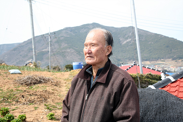  20년 동안 마을 이장을 지내 마을 사정을 속속들이 알고 있는 정영채(83세)씨가 마을에 관한 자세한 현황을 설명해줬다