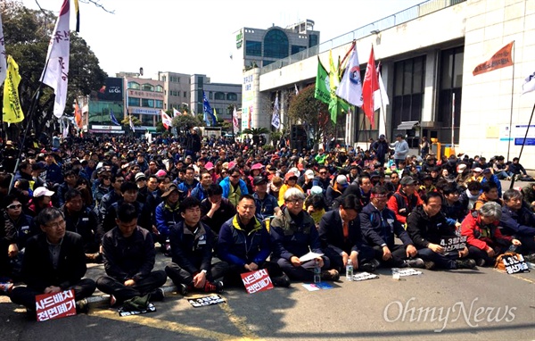  민주노총은 3일 오전 제주시청 앞에서 "친일-분단 체제 청산, 한반도 평화체제 실현, 사드배치 전면 폐기, 제주 군사기지화 저지. 4.3항쟁 69주년 정신계승. 전국노동자대회"를 열었다.