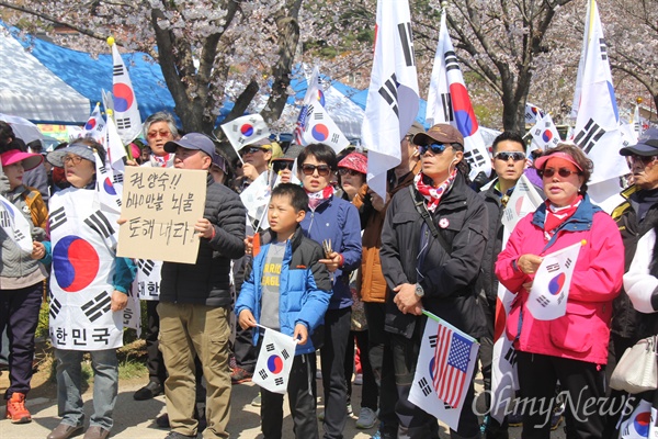  국민저항총궐기운동 경남본부는 2일 오후 봉하마을에서 '박근혜 탄핵 무효 집회'를 열었다.