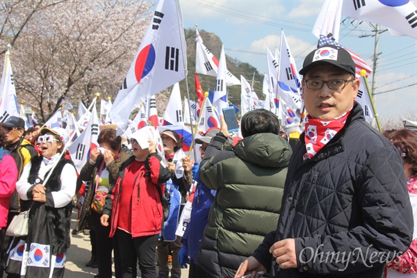  국민저항총궐기운동 경남본부가 2일 오후 봉하마을에서 연 '박근혜 탄핵 무효 집회'에 변희재씨가 참석해 함께 하고 있다.