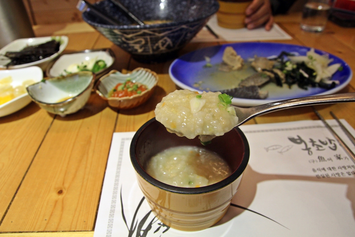  먹고 돌아서면 그 맛이 자꾸만 생각나는 맛있는 어죽이다.  