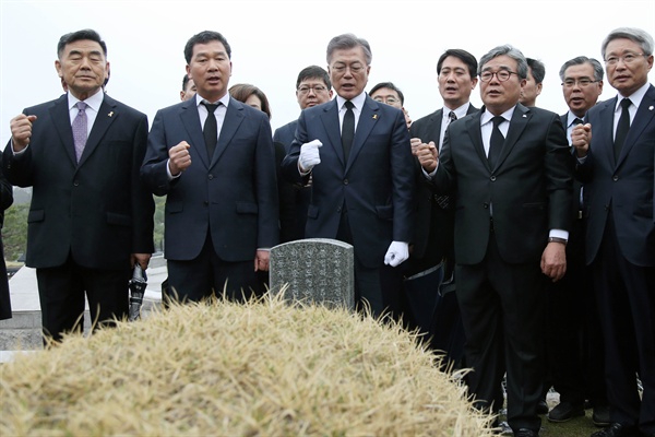  문재인 더불어민주당 대통령 후보가 6일 오전 광주 북구 국립5.18민주묘지를 찾아 고 윤상원 열사의 묘 앞에서 참석자들과 '임을 위한 행진곡'을 부르고 있다. 