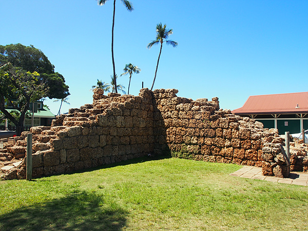  카나아팔리에는 마우이의 왕이 살았던 성벽이 남아있다.