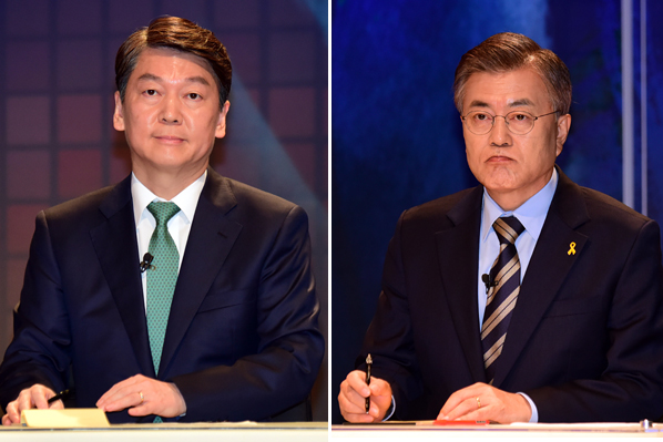 지난 13일 SBS와 한국기자협회 공동주최로 열린 '2017 국민의 선택, 대통령 후보 초청 토론회'에 안철수(왼쪽) 후보와 문재인 후보.