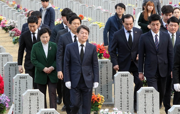 국민의 당 대선주자인 안철수 전 대표와 당 지도부가 지난 3월 26일 대전현충원에 안장된 고 한주호 준위 묘역으로 이동하고 있다.