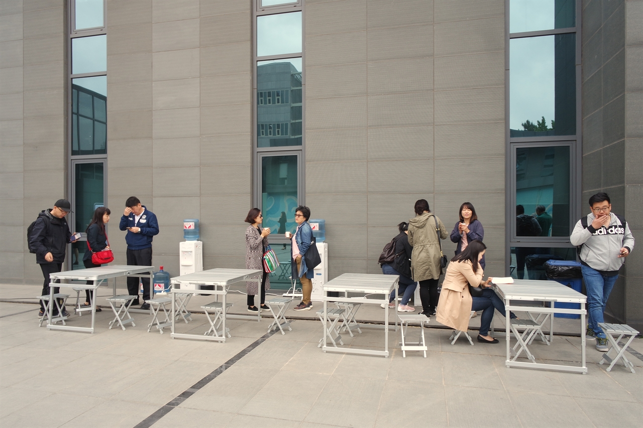  제19대 대통령 재외선거 첫날인 25일 주중국 대한민국대사관에 마련된 재외투표소 현장.

