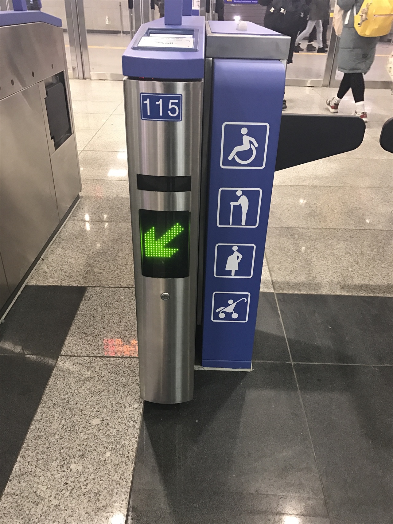  지하철역에는 장애인을 위한 안내표지가 여전히 미흡하다.