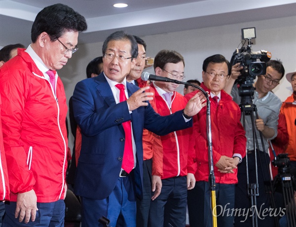 자유한국당 홍준표 후보가 9일 오후 서울 여의도 자유한국당 개표상황실에서 사실상 패배 승복 발표를 하고 자리를 떠나고 있다. 홍 후보는 “당 재건에 만족한다”고 밝혔다. 
