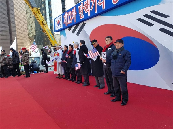 지난 2월 11일 서울시청 광장에서 열린 보수단체 집회에 연사들이 단상에 올라가 있다. 이날 연사로 나선 김기봉 노동연구원장(맨 오른쪽)이 문재인 대통령 탄핵추진위를 결성해 논란이 일고 있다 
