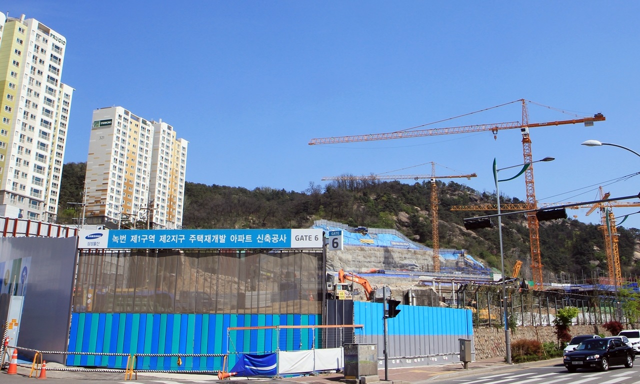  녹번 1-2구역 재개발 시공사인 삼성물산이 재개발공사 중인 현장.