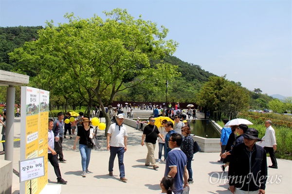  고 노무현 전 대통령 서거 8주기 추도식을 앞두고 주말인 13일 김해 봉하마을에 많은 참배객이 몰렸다.