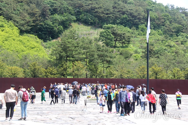  고 노무현 전 대통령 서거 8주기 추도식을 앞두고 주말인 13일 김해 봉하마을에 많은 참배객이 몰렸다.