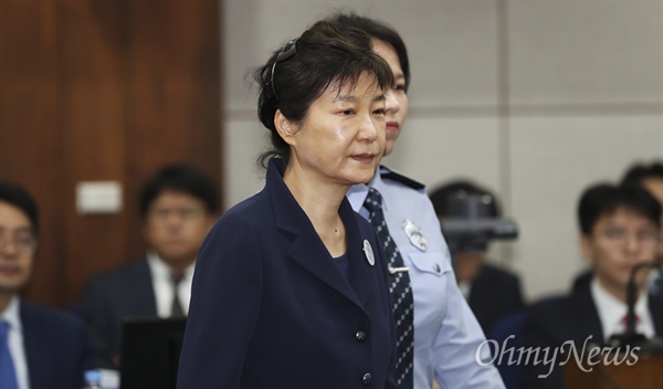 전직 대통령 박근혜씨가 지난 2017년 5월 23일 국정농단 첫 재판에 참석한 모습 