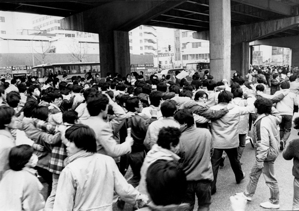  1987년 3월 3일 어깨동무를 하고 청계천을 지나고 있는 시민들