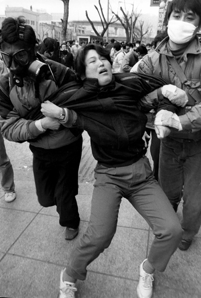  1987년 3월 3일 '3. 3 고문추방 민주화 국민평화대행진' 가두시위에 참가한 학생을 강제로 연행하는 경찰
