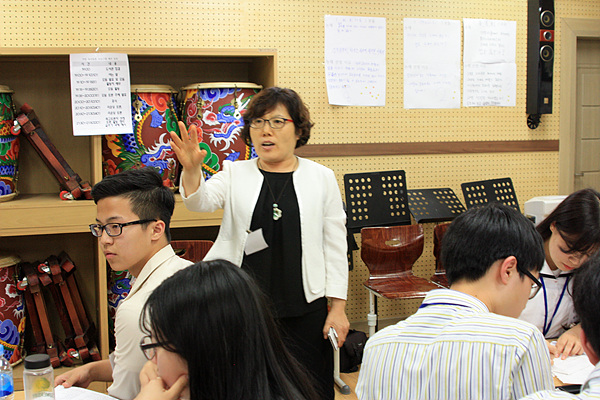  라운딩 토론의 사회를 맡은 한국바둑고등학교 명혜정 수석교사가 학생들에게 설명하고 있다