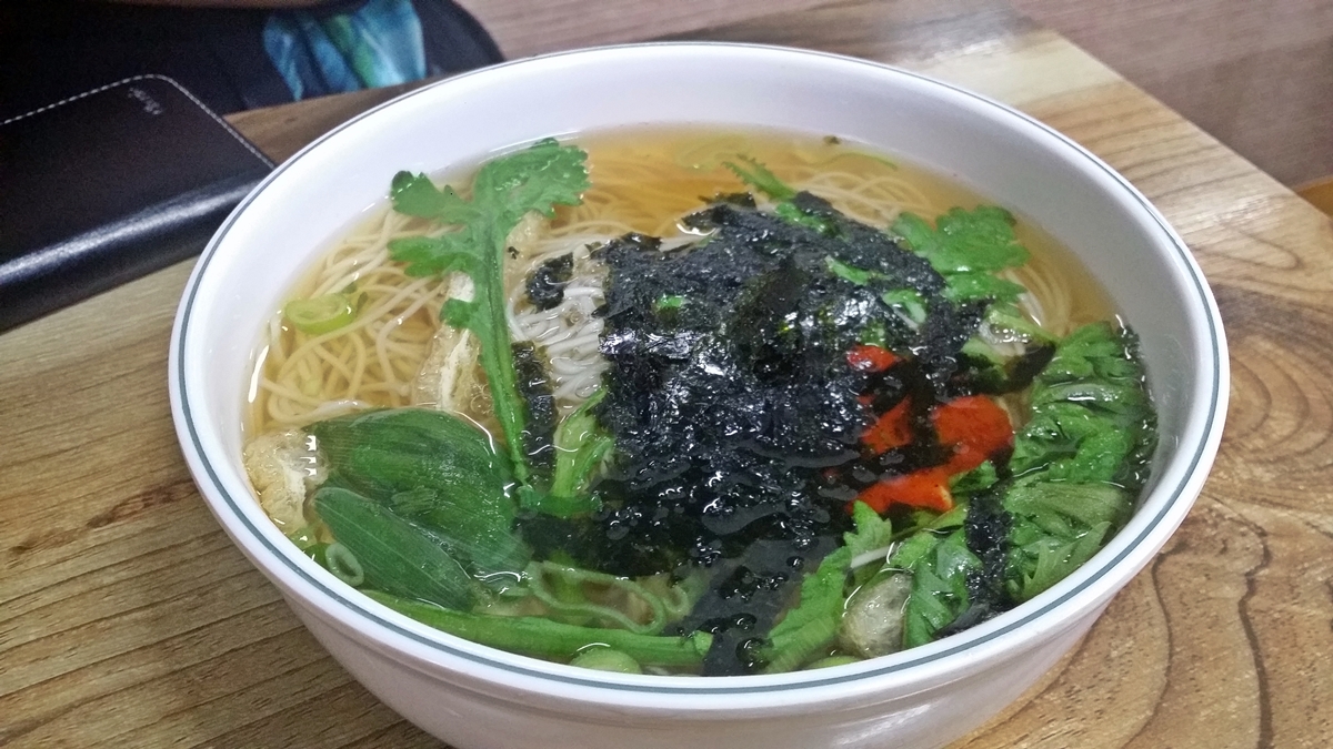  멸치국수는 멸치로 맛국물을 내어 말아냈다.