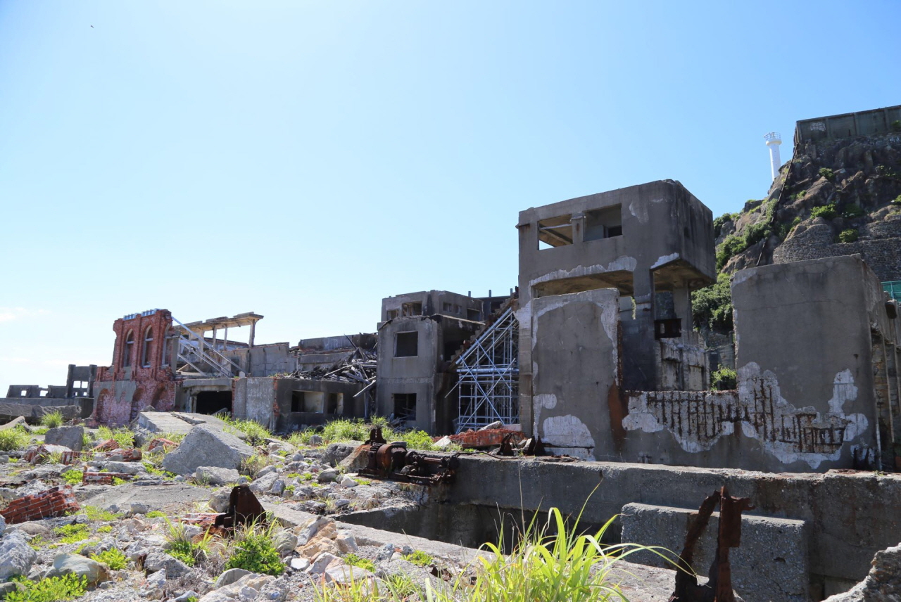 50여년전 융성했던 군함도의 건물들 곳곳이 무너져 있다