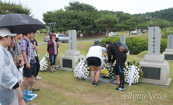  현충일인 6일 오후 국립 대전현충원에서 '반민족 반민주 행위자를 찾아라! 제1회 대전현충원 적폐청산리그'가 열렸다. 민족문제연구소 대전지부가 주최한 이날 행사에는 13개팀 대학생들이 참여해 51명의 현충원에 묻혀서는 안될 인사들의 묘를 찾아 인증샷을 올리는 경기가 진행됐다. 사진은 대회시작 전 김구 선생님의 어머니인 곽낙원 여사 묘소에 헌화하는 장면.