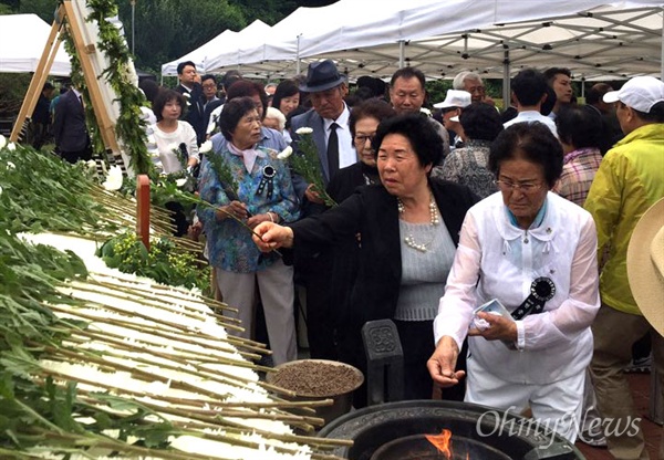  경남 창원시가 6일 창원충혼탑에서 '제62회 현충일 추념식'을 열면서 박진경 육군대령 위패를 '경남대표'라 해서 놓고 헌화분향하도록 했다.