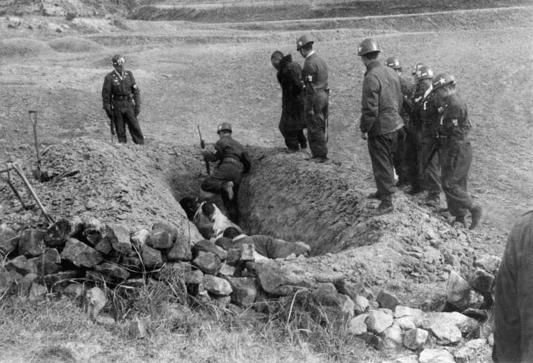  1951. 4. 대구 근교. 헌병들의 감시 아래 인민군 부역 혐의자들이 자기가 묻힐 무덤인 줄도 모른 채 삽으로 구덩이를 파고 있다. 