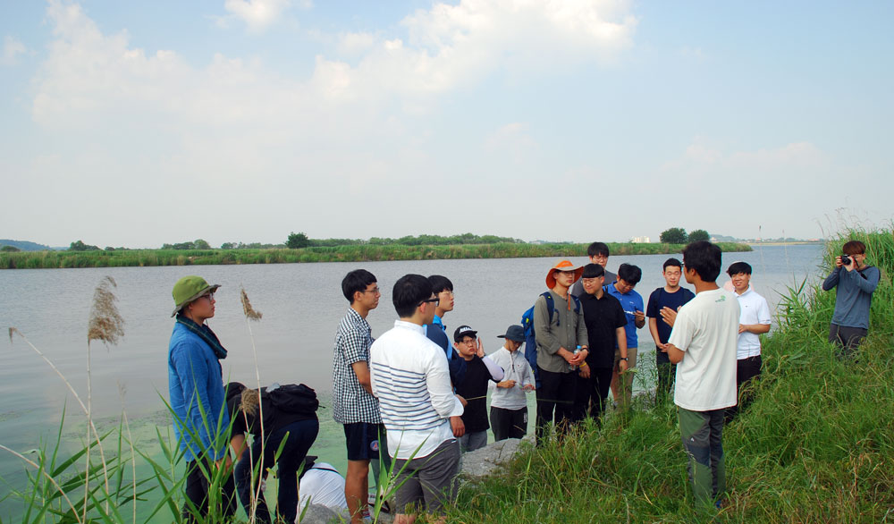  양흥모 대전충남녹색연합 사무처장이 학생들에게 4대강 사업에 관해 설명하고 있다.