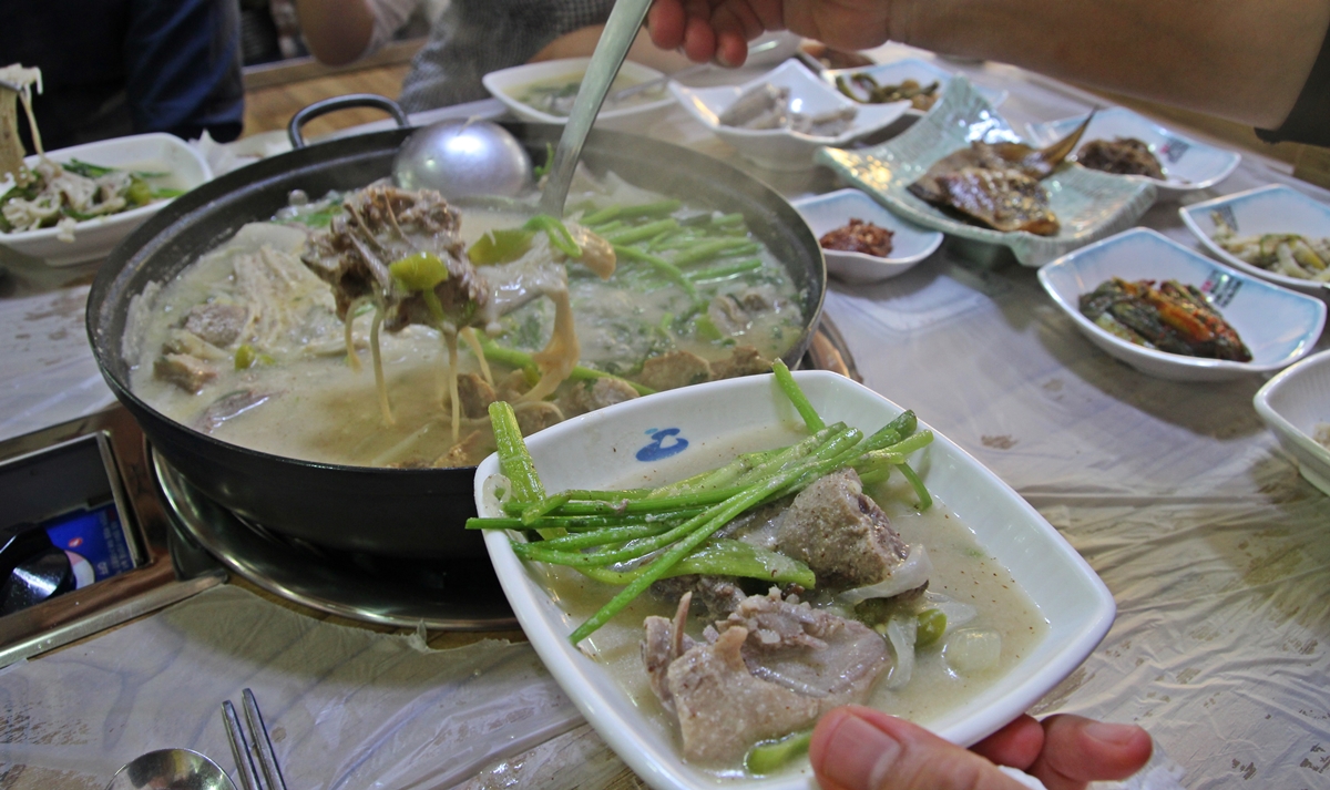  여수 학동 담연에서 선보인 여름철 보양식 오리 맑은탕이다. 