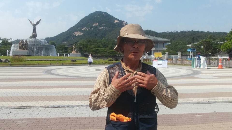  지난 15일 청와대 분수대 앞에서 농업보상금을 못받고 있는 사연을 말하고 있는 김은주 농민 