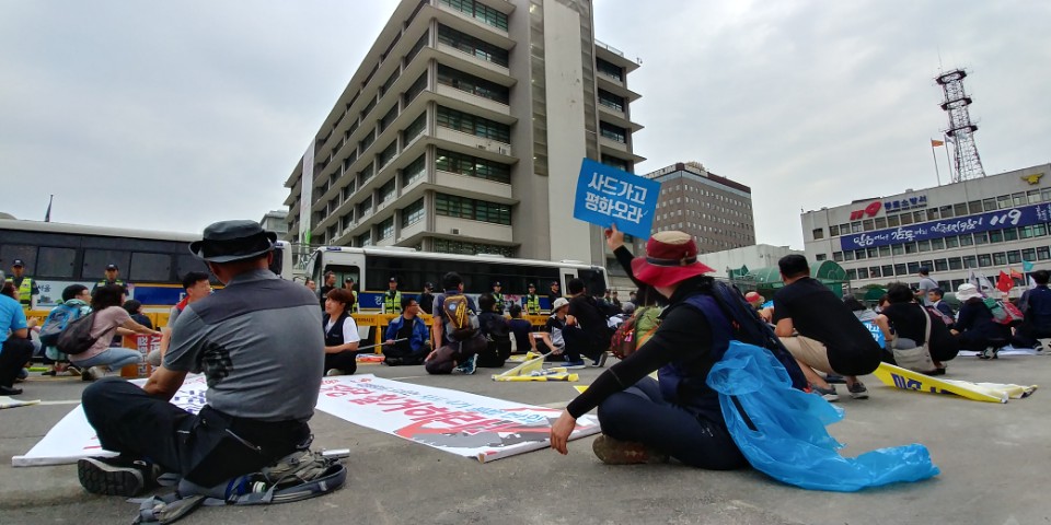  24일 오후 사드반대평화행동 집회 참가자들이 미국 대사관을 둘러싸고 거대한 인간띠를 형성하고 있다. 