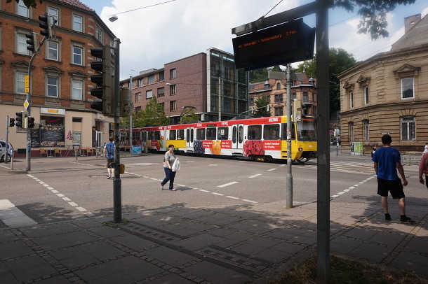  자동차 도로에 다니는 독일의 트램