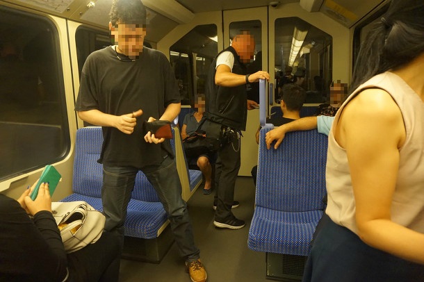  독일 지하철에서 불시로 승차권 검사하는 장면
