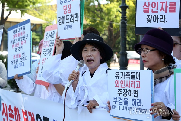  2016년 10월 6일, 서울대병원 후문 앞에서 고 백남기씨 부검을 하자고 주장하고 있는 엄마부대, 나라지키기운동본부 등 회원들.