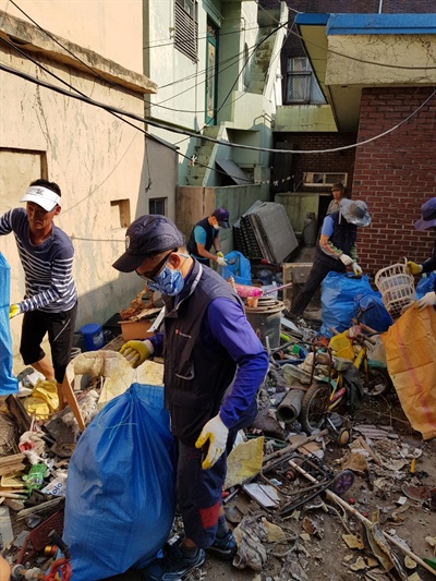  민주노총(경남)일반노동조합 마산환경공무직지회 봉사대는 혼자사는 노인의 집을 찾아 청소 봉사활동을 벌이고 있다.