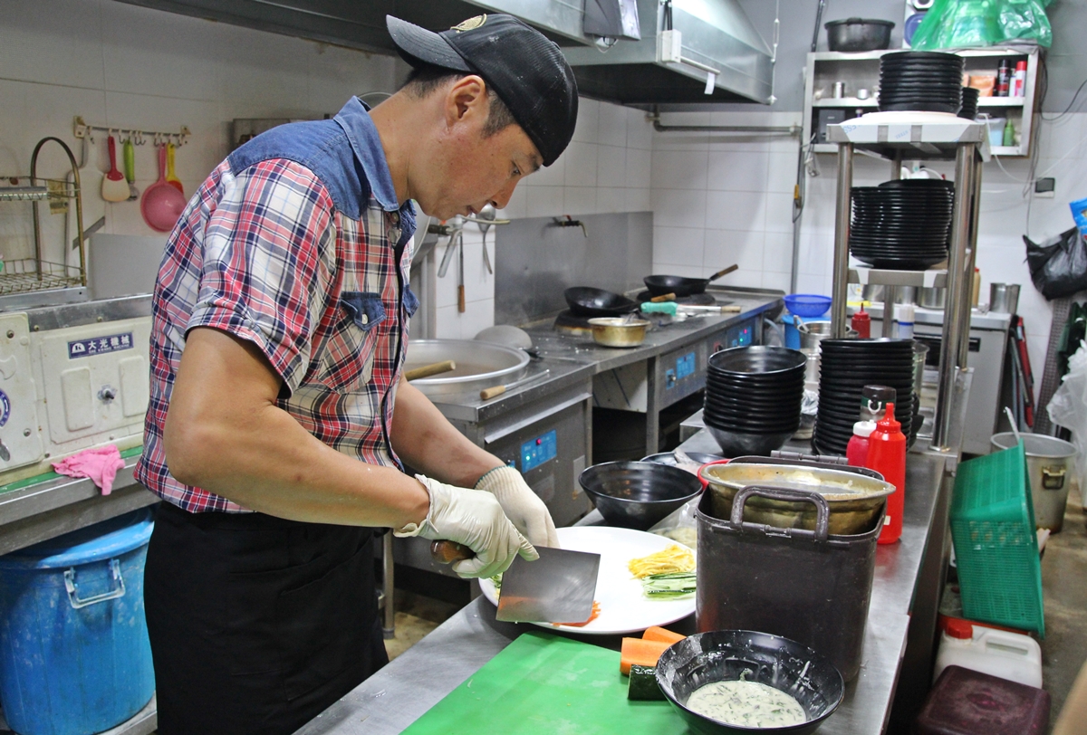  여수 차이펀의 박광석셰프가 요리를 하고 있다.