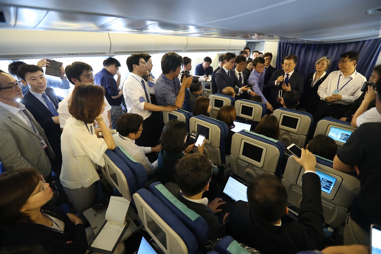  지난 달 28일 오후(한국 시간), 문재인 대통령이 서울공항 이륙 후 기내에서 기자간담회를 하고 있다.
