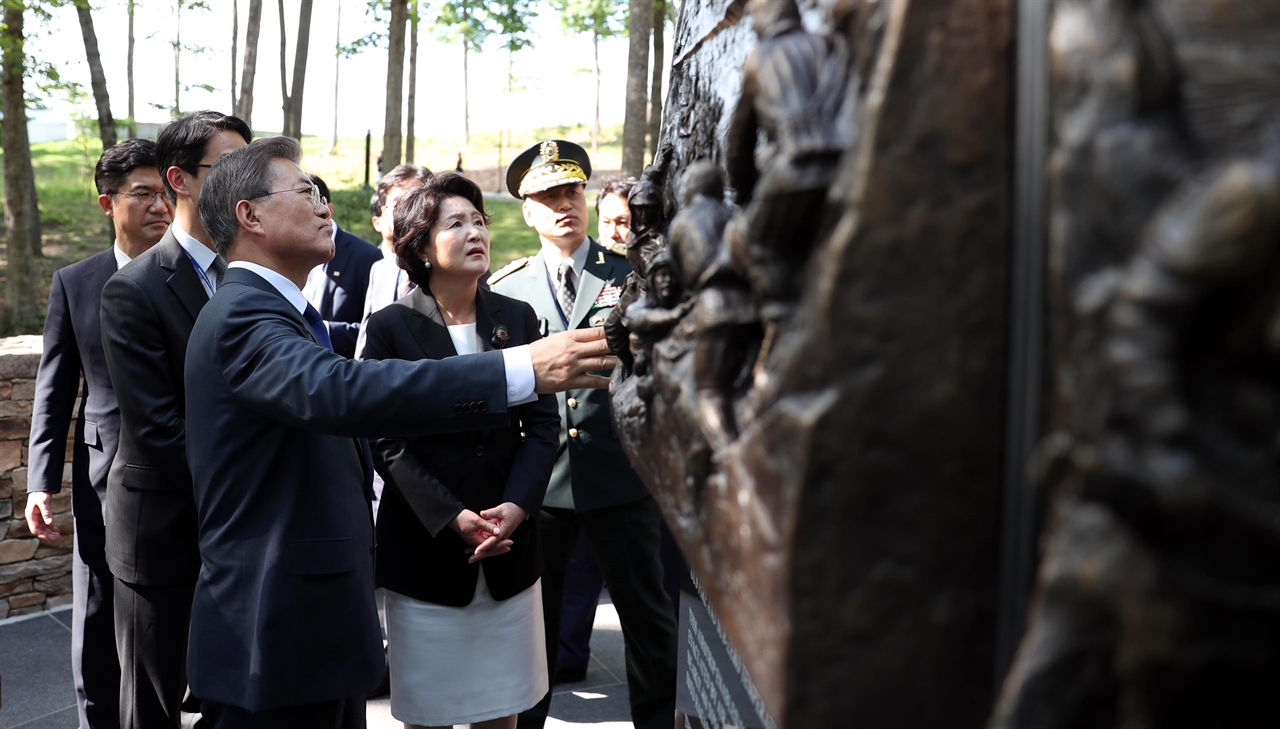  지난 달 28일 오후(현지 시간), 문재인 대통령이 방미 첫 일정으로 버지니아주 콴티코 미 해병대 국립박물관에 있는 '장진호 전투 기념비'를 방문해 설명을 듣고 있다. 