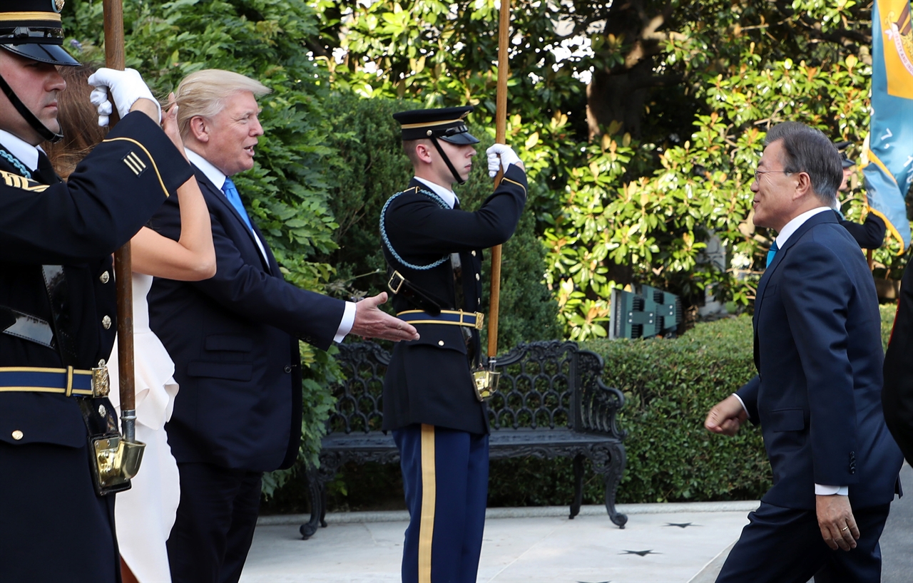  문재인 대통령이 지난 달 29일 오후(현지 시간) 상견례 및 만찬을 위해 백악관에 도착해 도널드 트럼프 미국 대통령과 만나고 있다.