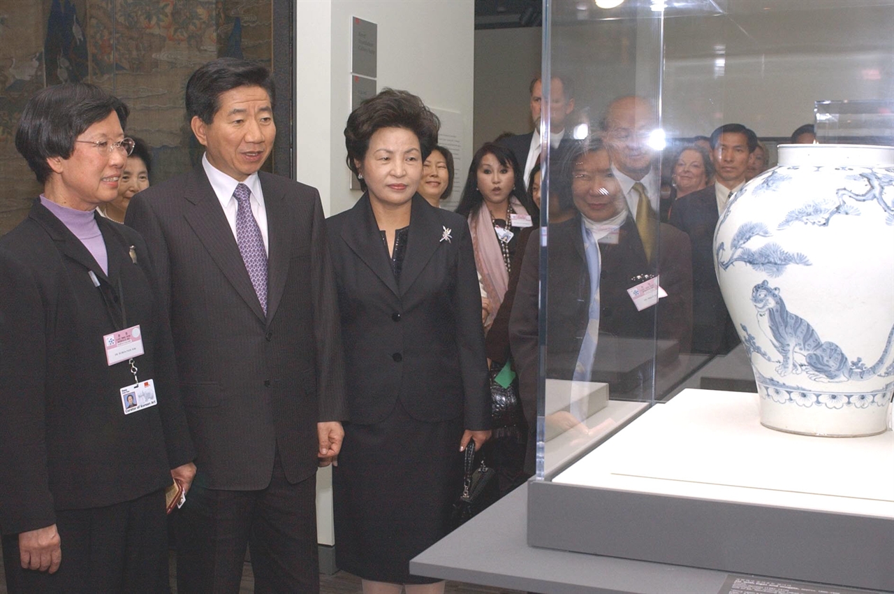  2003년 5월 15일 오후(현지 시간), 노무현 대통령과 권양숙 여사가 샌프란시스코 아시아박물관의 한국관을 찾아 청화백자를 관람하고 있다.
