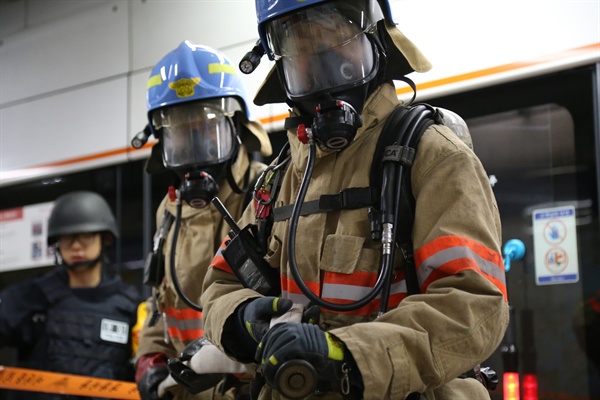  서울 강남소방서가 지난 6월 27일 오후 3호선 신사역에서 지하철 화재를 대비한 소방합동훈련을 실시하고 있다.