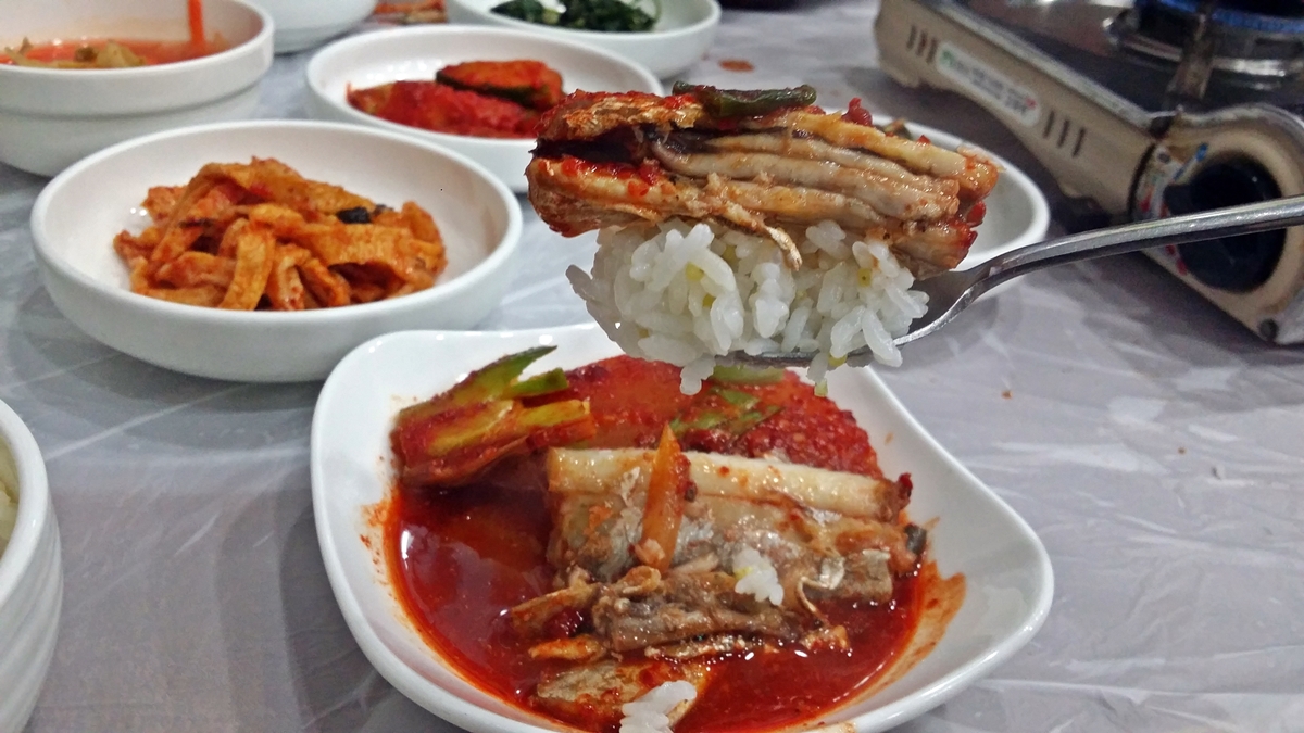  돌솥밥에 갈치를 얹어 먹는 이 맛, 정말 좋다.