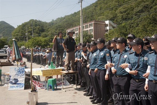  경찰은 13일 오후 사드가 배치된 소성리 마을회관 입구에서 서북청년단 등 보수단체와 주민들간의 충돌을 막기 위해 도로 양쪽을 완전히 막았다.