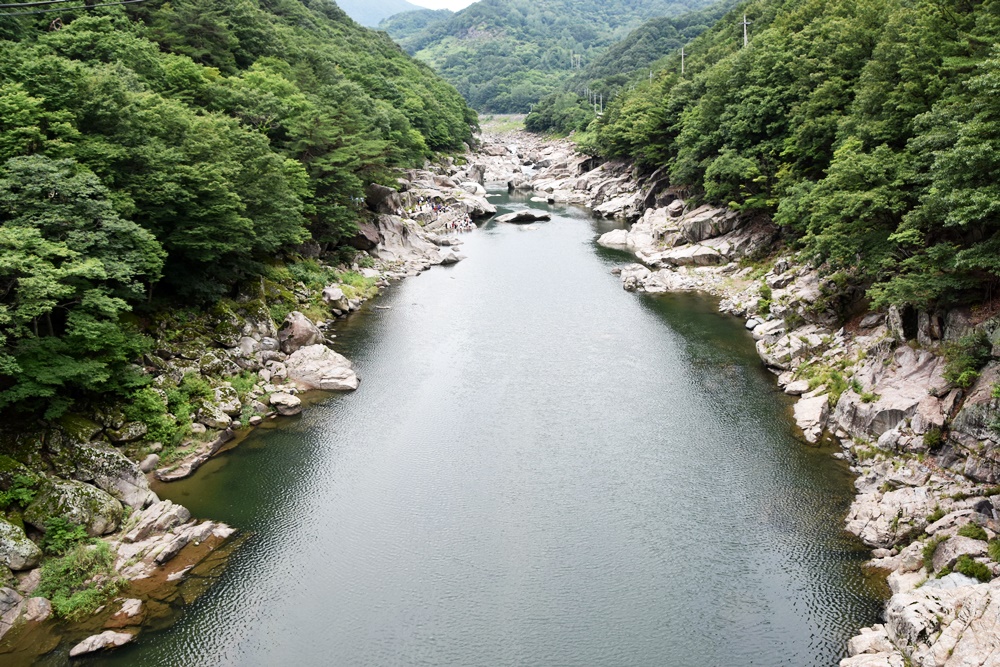  용의 전설이 깃든 용유담 전경