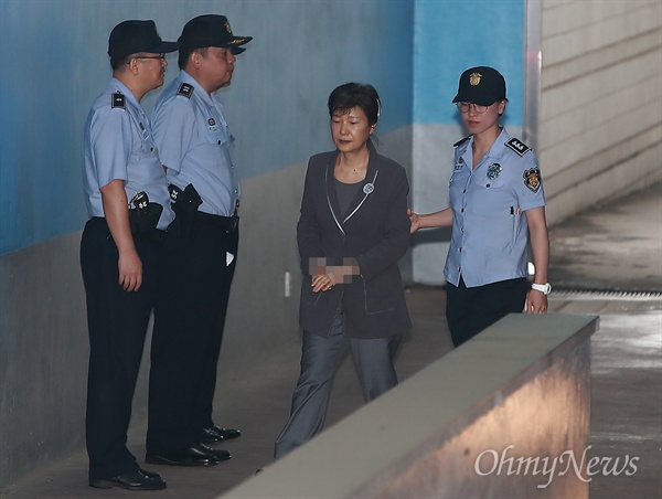 박근혜 전 대통령. 사진은 지난 2017년 7월 17일 오전 37차 공판에 출석하기 위해 서초동 서울중앙지법에 호송차를 타고 도착한 뒤 법정으로 향하고 있는 모습. 