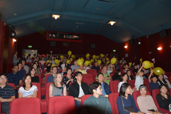 영화가 끝난 후 관객들은 노란 풍선을 흔들며 최낙용 대표에게 환호를 보냈다.
