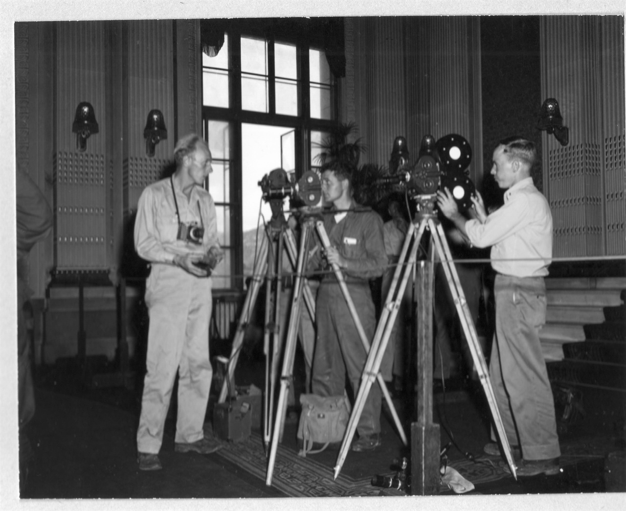  1945. 9. 9. 조선총독부 제1회의실에서 열린 일본항복 조인식을 미군 측 카메라맨들이 
촬영하고 있다.