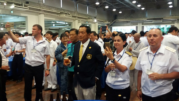  고베개항 150주년 기념 국제범선축제에 참가한 일행들을 위해 히사모토 고베 시장이 연 환송연에 참가한 일행들. 약 500여명이 참석했으며 중앙에 정채호 선장이 보인다. 